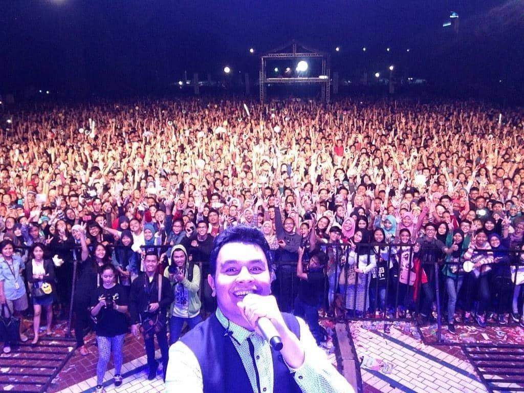 https://cdn.idntimes.com/content-images/post/20161102/konser-tulus-f78866415545b9b48b211b4030ae15a3.jpg
