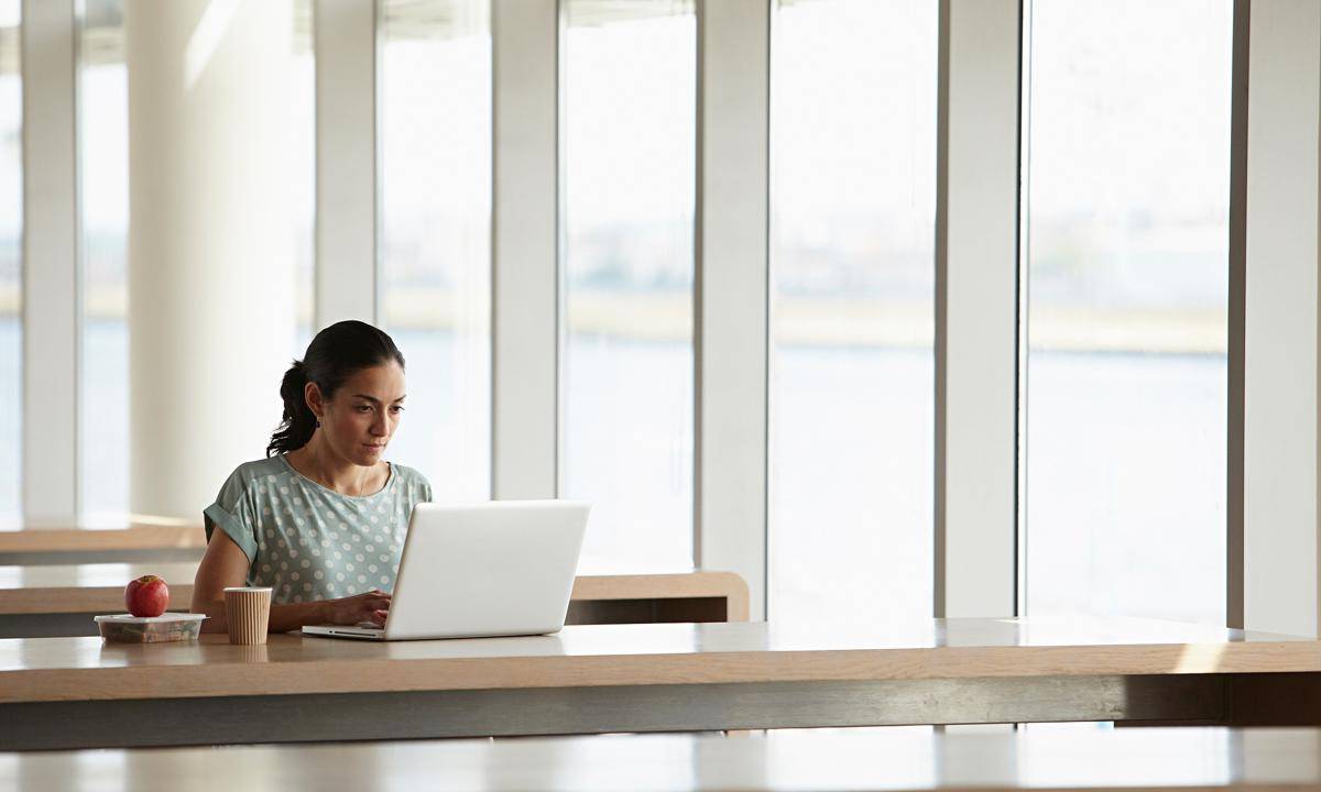 http://cdn.idntimes.com/content-images/post/20160619/laptop-woman-014-06f37647c90fcacdd3ee505e532aca6e.jpg