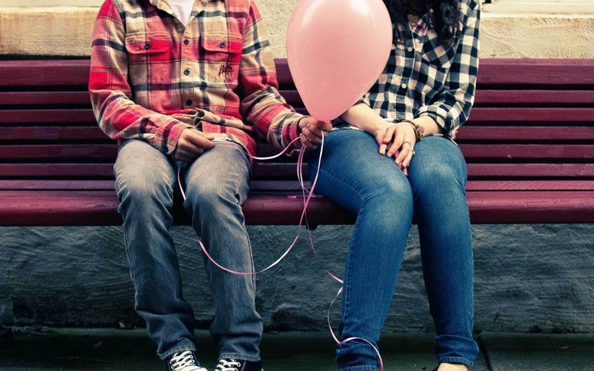 https://cdn.idntimes.com/content-images/post/20161215/latest-love-couple-sitting-on-bench-with-ballon-photos-1440x900-a8ca5018303dbafb7d08e38cf58592db.jpg