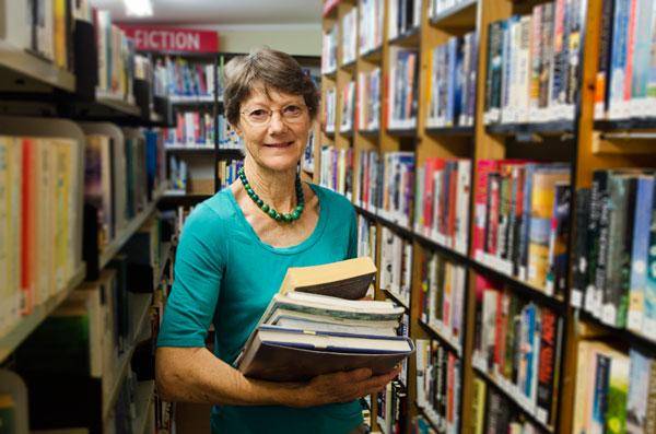 https://cdn.idntimes.com/content-images/post/20170106/librarian-holding-books-depositphotoscom-lucidwaters-10852161-wd-0688a92ea5fd182883214fde084473a1.jpg