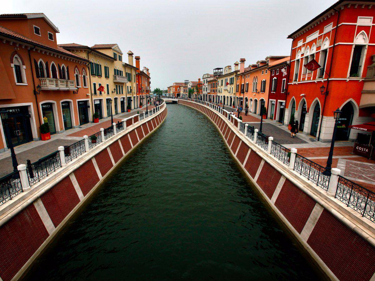 https://cdn.idntimes.com/content-images/post/20170321/locatednear-the-port-city-of-tianjinis-florentia-village-an-elaborately-designed-outlet-mall-thats-meant-to-resemble-anitalian-village-it-comes-complete-with-fountains-canals-and-mosaics-as-well-as-local-sh-888bf12652c308b3267c7840dff9460c.jpg