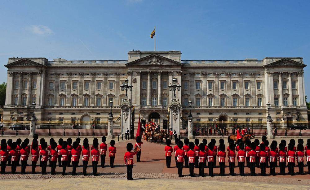 https://cdn.idntimes.com/content-images/post/20170209/london-buckingham-91a79162940fd6141fb5dd331ad4424b.jpg