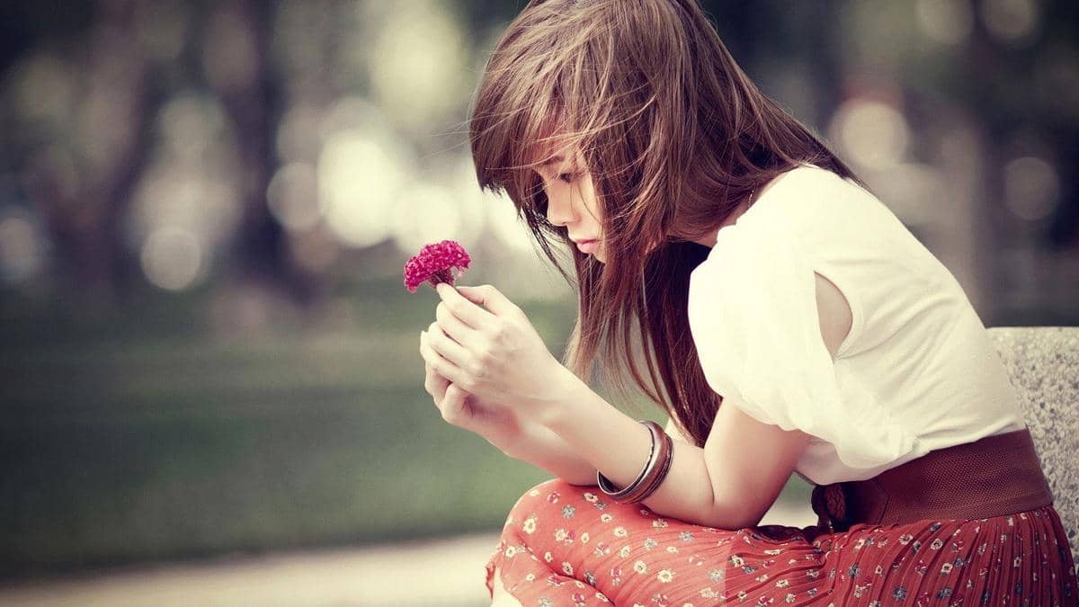 https://cdn.idntimes.com/content-images/post/20161016/lonely-sad-girls-with-flower-hd-wallpaper-40631c8b4b3d69574618729a65b0fdc5.jpg