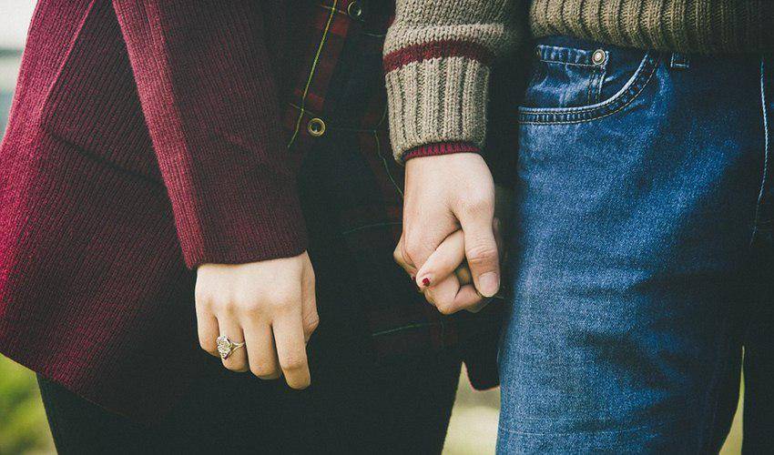 https://cdn.idntimes.com/content-images/post/20160912/love-holding-hands-lifehackorg-b071b58923e0174b69def0ec55f3820c.jpg
