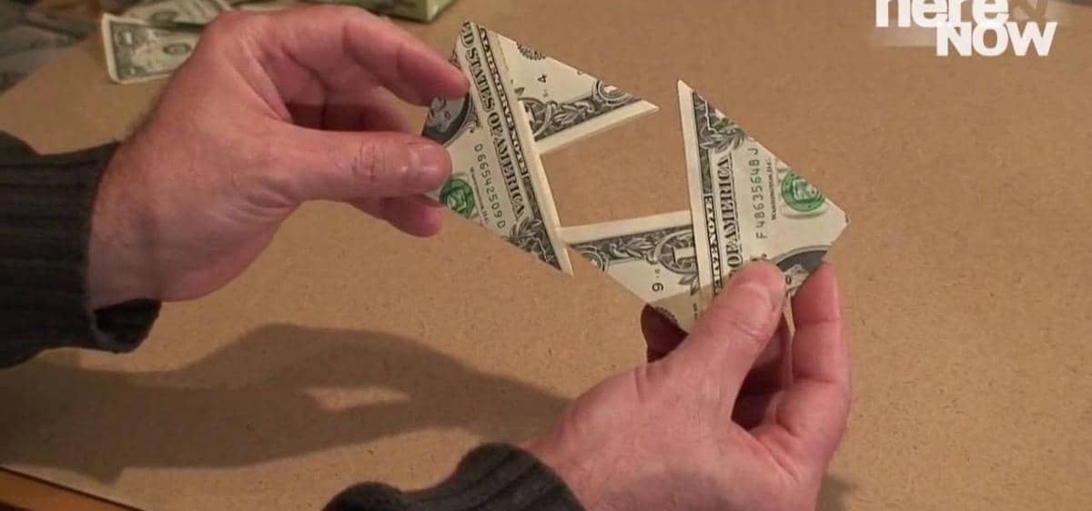 http://cdn.idntimes.com/content-images/post/20160220/make-origami-wallet-out-dollar-bill1280x600-99d6ca4933523e0a9f30130d127b3858.jpg