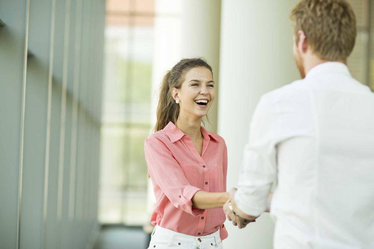 http://cdn.idntimes.com/content-images/post/20160531/male-female-meeting-greeting-smiling-happy-145239362652084155740751d719e43e.jpg