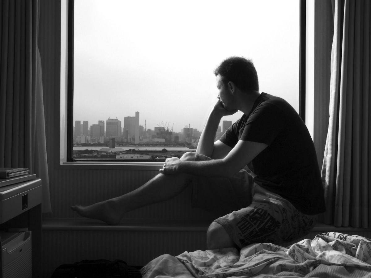 http://cdn.idntimes.com/content-images/post/20160108/man-window-lonely-bw-0638108b1ecc2df6405608790b60787e.jpg