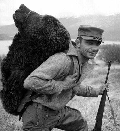 https://cdn.idntimes.com/content-images/post/20160926/manliest-man-bear-backpack-c5a7caaac563f686bf0d84cb6b73ef9e.jpg