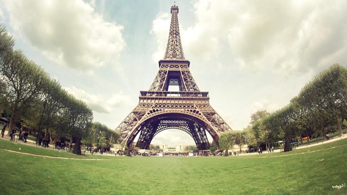 https://cdn.idntimes.com/content-images/post/20160915/many-people-visit-eiffel-tower-year-b2c1e3d689d626b1-e04fce8359ee996afbbed39cbfbf0247.jpg