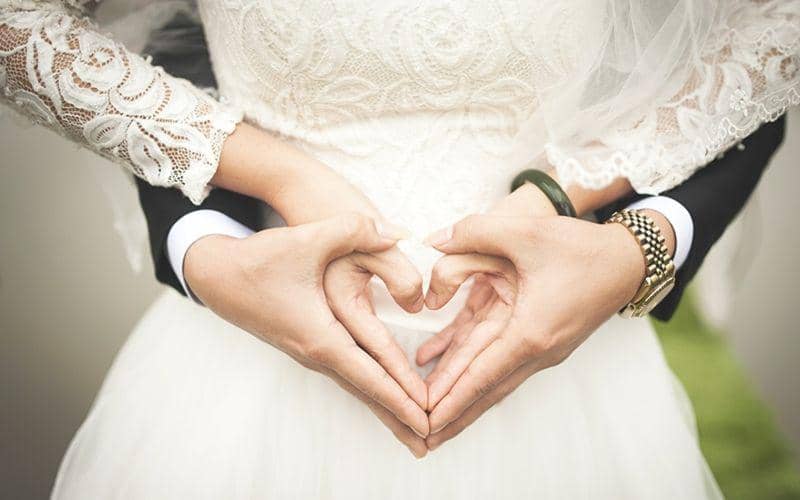 http://cdn.idntimes.com/content-images/post/20160521/marriage-hands-heart-5cf679738b153902fa384d06ea27a384.jpg