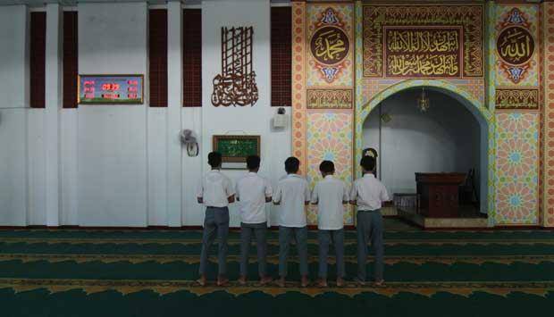 https://cdn.idntimes.com/content-images/post/20170519/masjid-jogokariyam-35ed4a1808617793d6a3a1332d833abc.jpg
