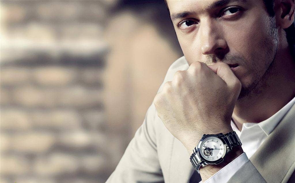 https://cdn.idntimes.com/content-images/post/20160909/men-with-watch3-d9fbc0aceb4181ef44dbb65f55994d19.jpg