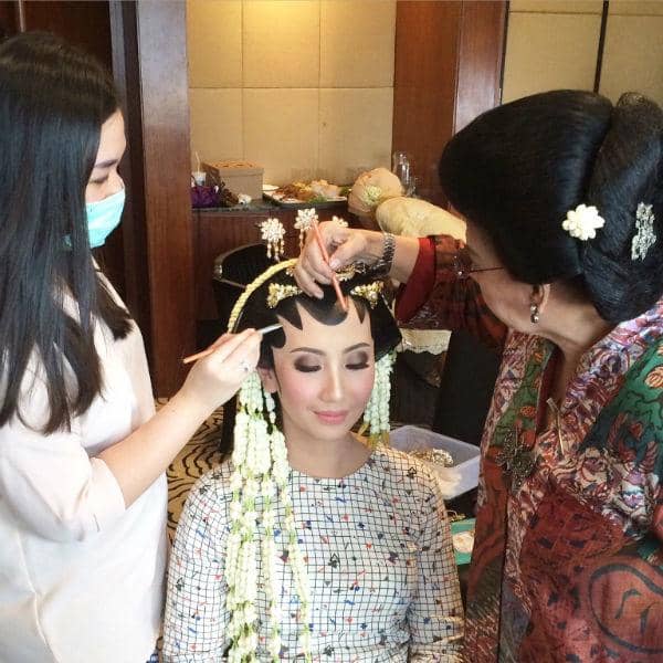 http://cdn.idntimes.com/content-images/post/20160126/menikah1-dewisrinet-534af2e267ee8e65d967c641e85a4623.jpg