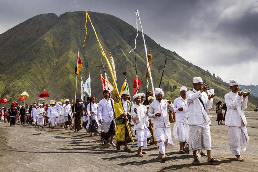 http://cdn.idntimes.com/content-images/post/20160813/menyorot-lebih-dekat-tentang-ritual-kasada-masyarakat-tengger-160720c-3d00e7674e3371839291ec507bcff5a6.jpg