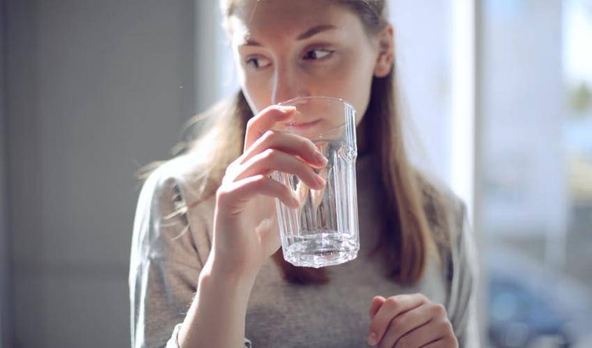 https://cdn.idntimes.com/content-images/post/20170116/minum-air-8a7a1571a749c0b7acf5e23130e90b3f.jpeg