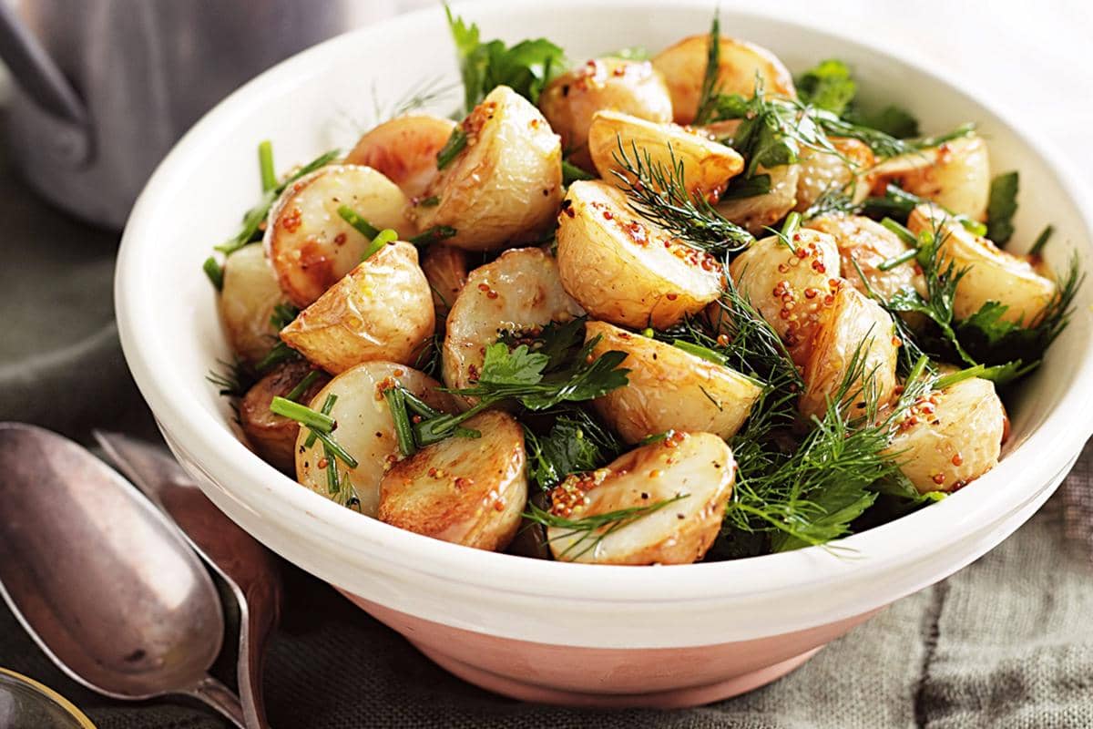 https://cdn.idntimes.com/content-images/post/20170502/mixed-herb-and-roast-potato-salad-87636-1-66f2918c3e6db4b447396331465ca3d7.jpeg
