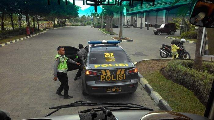 http://cdn.idntimes.com/content-images/post/20160413/mobil-patroli-polisi-20150924-184903-e772e179a8285ecc0de1d087b60ba240.jpg