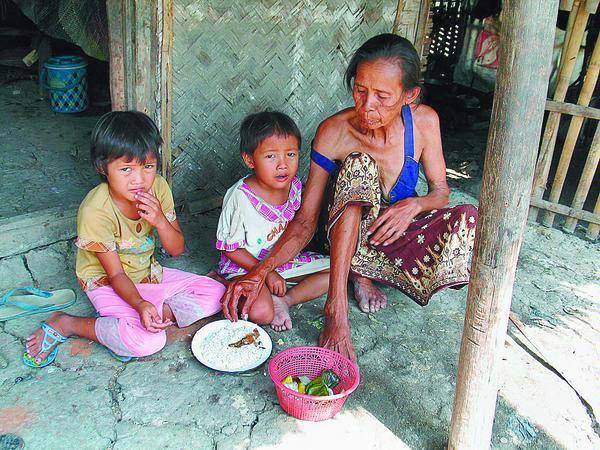 http://cdn.idntimes.com/content-images/post/20160105/nasi-aking1-03188aa9371ed1a282a3a228969f472c.jpg