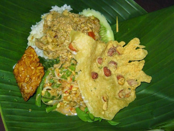 http://cdn.idntimes.com/content-images/post/20160306/nasi-tumpang-2-cc1b363c6edb9075e44f24d0fd397bf6.JPG
