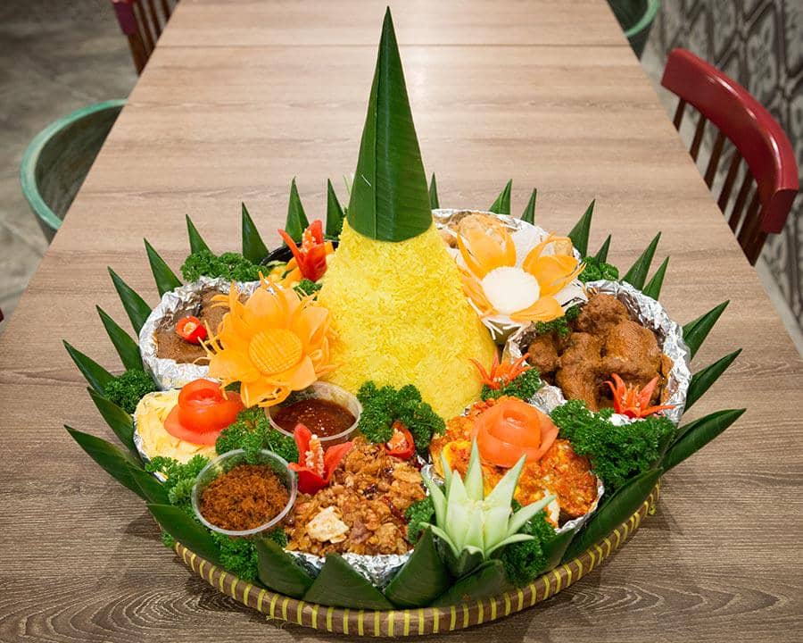 https://cdn.idntimes.com/content-images/post/20161127/nasi-tumpeng-singapore-traditional-7e5d0a9439288f3acf3ba50acbcdca81.jpg