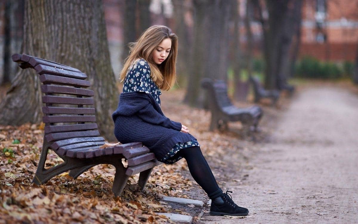 https://cdn.idntimes.com/content-images/post/20160524/nature-seasons-autumn-cute-girl-sitting-in-autumn-park-046284-7543e6bceb655d19b1eaa6f069745222.jpg