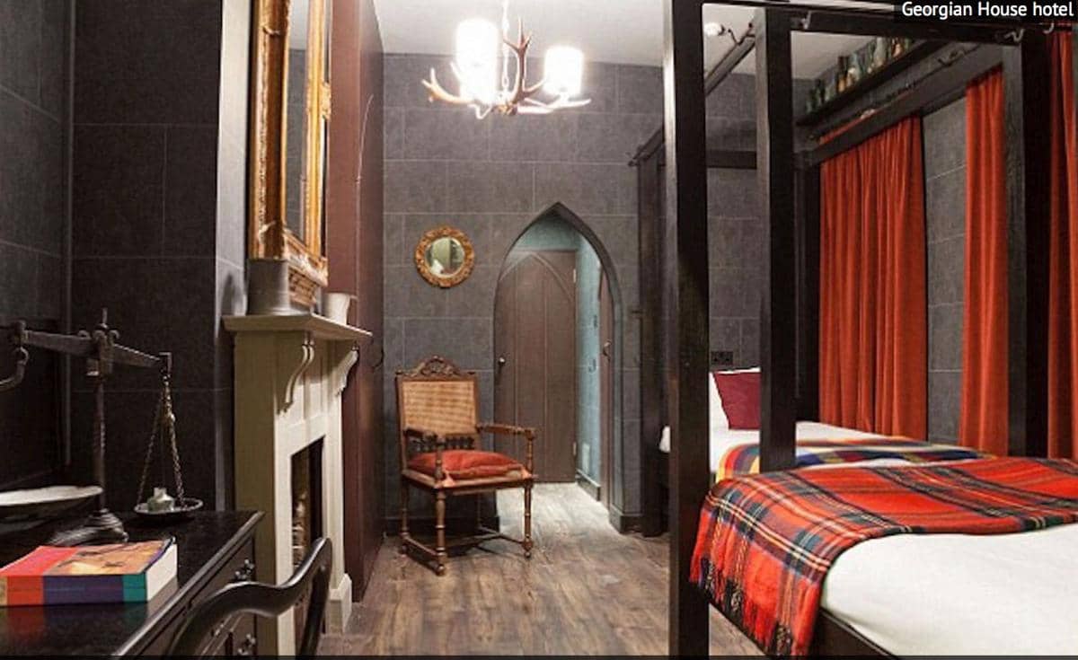 https://cdn.idntimes.com/content-images/post/20170112/new-harry-potter-themed-hotel-in-london-for-muggles-is-simply-spellbinding-mirror-online-f6afb4ad60ee73bc5f882ab8c01521e4.jpg