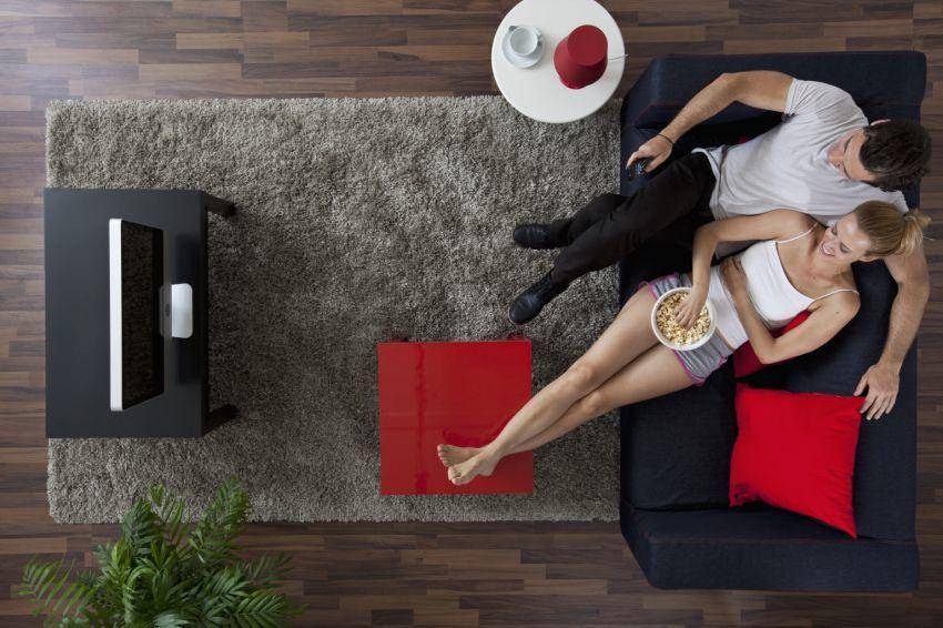 http://cdn.idntimes.com/content-images/post/20160504/o-couple-eating-sofa-facebook-850x566-d8c8c20c4d03547fbddf625038a3995e.jpg