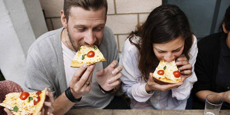 https://cdn.idntimes.com/content-images/post/20170509/o-friends-eating-facebook-1-2669389f6a8d7acaca2444cc73c6f5b3.jpg