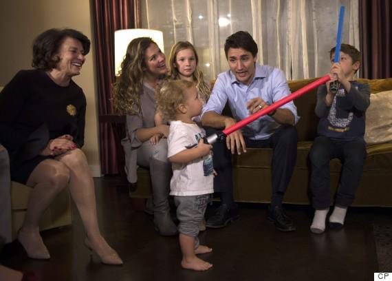 https://cdn.idntimes.com/content-images/post/20161215/o-justin-trudeau-lightsabers-570-c0d6a84789d38e51e2e1607e22e3266a.jpg