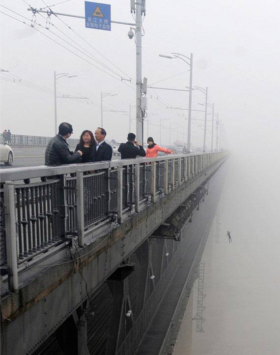 https://cdn.idntimes.com/content-images/post/20170315/o-wuhanbridgesuicideemebedpic-570-d54c2bf734b774e20867aa3f0634a9ba.jpg