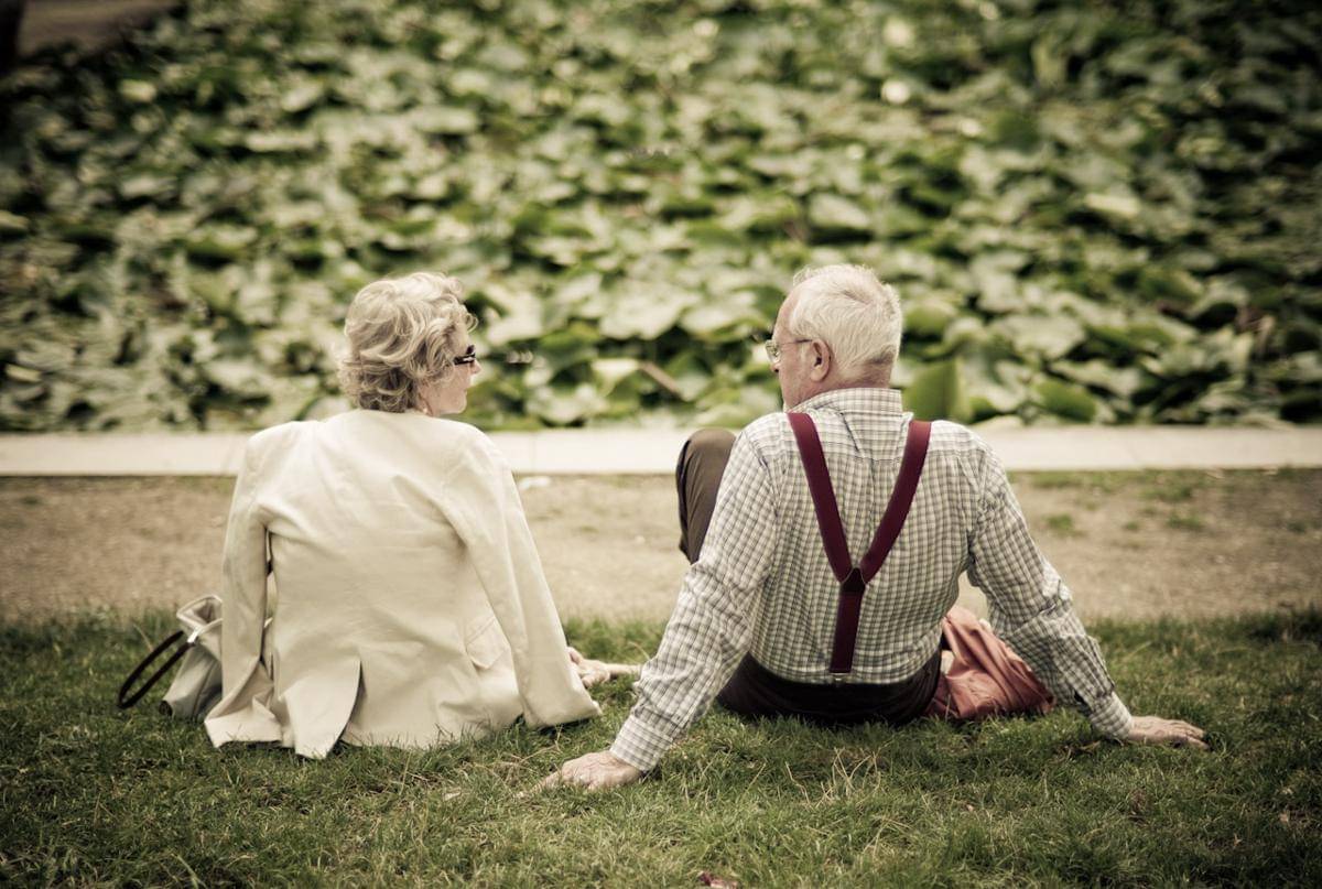 https://cdn.idntimes.com/content-images/post/20161112/old-couple-water-plant-paris-hr-23a267563bba4285e778e44def6fb772.jpg
