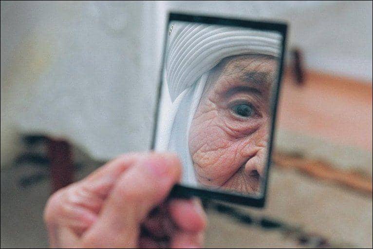 http://cdn.idntimes.com/content-images/post/20160215/old-woman-in-mirror-3024a6acc8b68780e53f9e80e96085e9.jpg