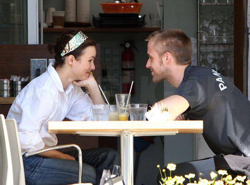 https://cdn.idntimes.com/content-images/post/20161221/omg-ryan-gosling-rachel-mcadams-kissing-lunch-e326f8ca4b58325e20deff45b1065180.jpg