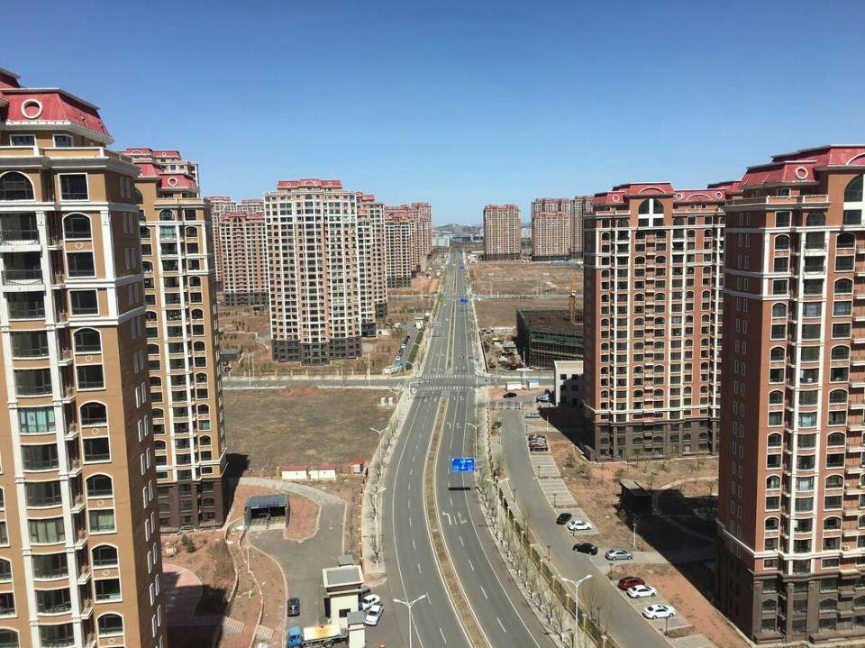 https://cdn.idntimes.com/content-images/post/20170321/ordos-kangbashi-empty-apartments-1200x900-6274a4e3d486910a2c605e857b1b6cb3.jpg