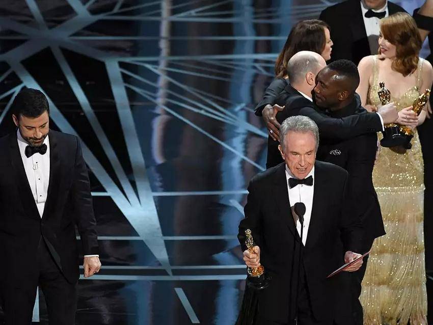 https://cdn.idntimes.com/content-images/post/20170227/oscar-2017-salah-sebut-1-9d2446ccb1dce81424854df4adf08b2e.jpg