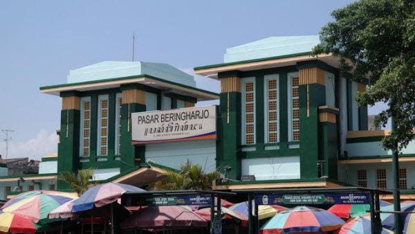 http://cdn.idntimes.com/content-images/post/20160318/pasar-beringharjo-jogjapetualangcom-w600-h1000-a06a0d01b63f04baef5c4b62f35c19be.jpg