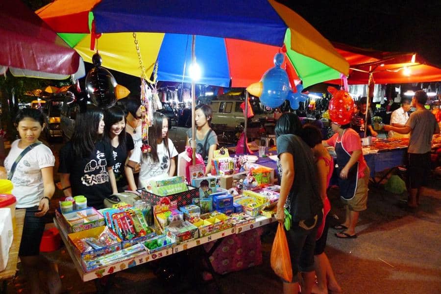 https://cdn.idntimes.com/content-images/post/20160918/pasar-malam-6e93f3fd8bc9f777ee742bb807e86af2.jpg