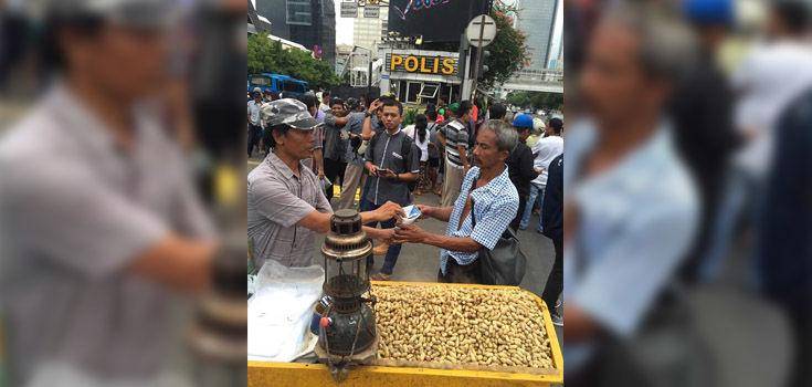 http://cdn.idntimes.com/content-images/post/20160115/pedagang-kacang-tkp-bom-jakarta-2843fbad5af8719247537d16d4a493ea.jpg