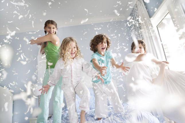 https://cdn.idntimes.com/content-images/post/20170418/pillow-fight-645x429-76f598a541de0e5c951ba3699485ffa6.jpg