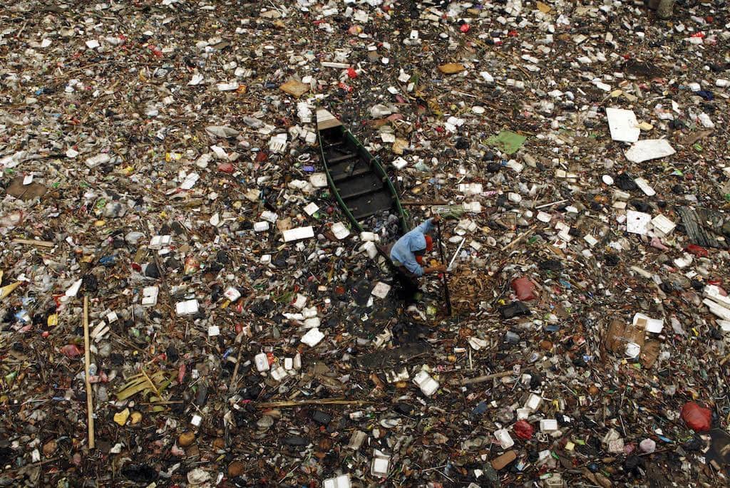https://cdn.idntimes.com/content-images/post/20161002/plastic-ocean-pollution-052b0e19799a13afb15943bec1a49b11.jpg