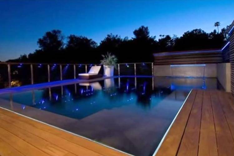 https://cdn.idntimes.com/content-images/post/20161223/pool-over-looking-the-lake-d32613f752d7e3a44d2c537dccf33de6.jpg