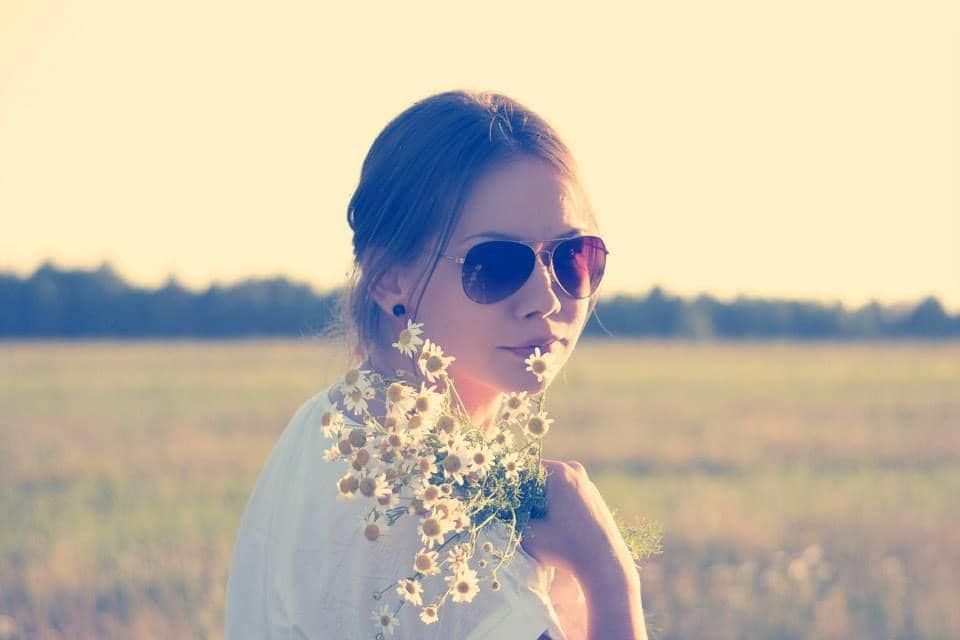 http://cdn.idntimes.com/content-images/post/20160319/pretty-girl-with-flowers-322d91ca4dd4715e8add43c5eb1367b3.jpg