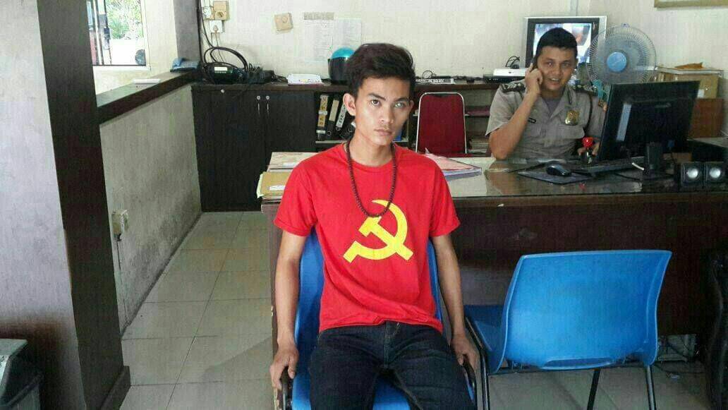 http://cdn.idntimes.com/content-images/post/20160509/pria-ini-ditangkap-polisi-karena-memakai-kaos-pki-1-7aba8bed729fd6367c3eddf3bda63482.jpg