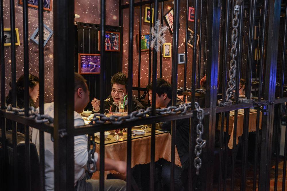 http://cdn.idntimes.com/content-images/post/20160809/prison-restaurant-guys-at-the-table-dd652e1e7f9655e4f7819835d0d85dd4.jpg
