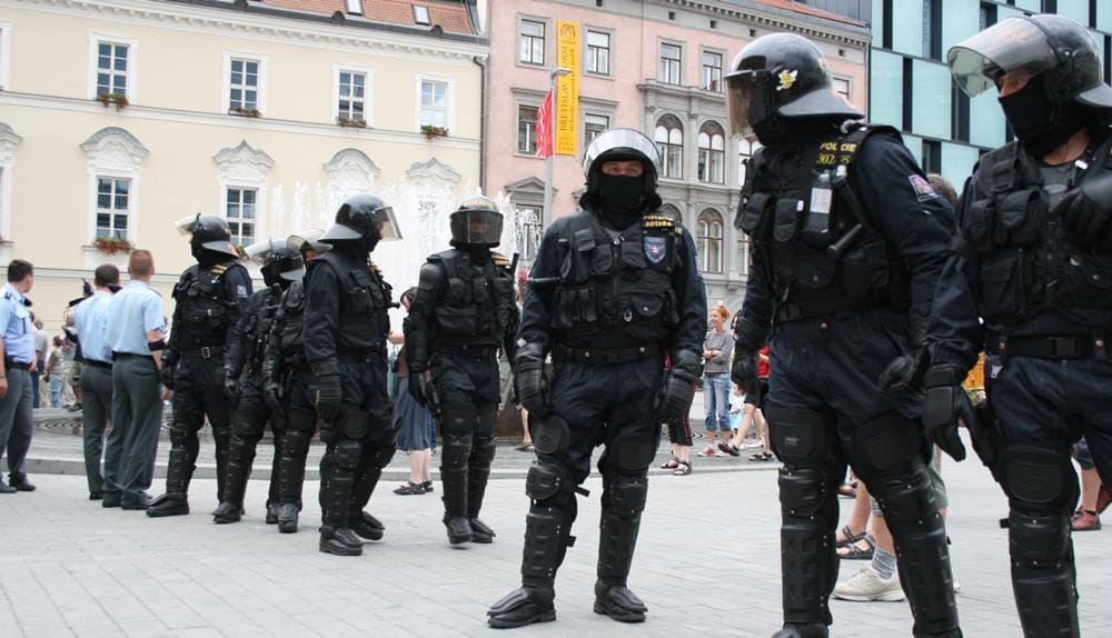 https://cdn.idntimes.com/content-images/post/20161021/queer-parade-brno-2008-policejni-zasahova-jednotka-429bfa9acb4bd8f9b464b789db695ae6.jpg
