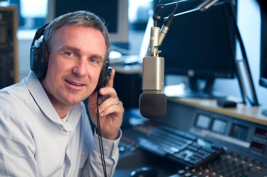 https://cdn.idntimes.com/content-images/post/20170220/radio-announcer-82446203f614e189b791606f883ca0bd.jpg