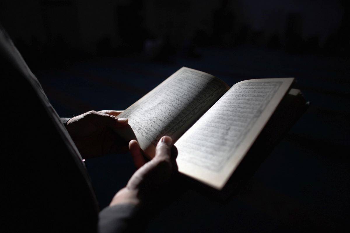 http://cdn.idntimes.com/content-images/post/20160614/reading-quran-1f58c9912ade46149f39281789ea484d.jpg