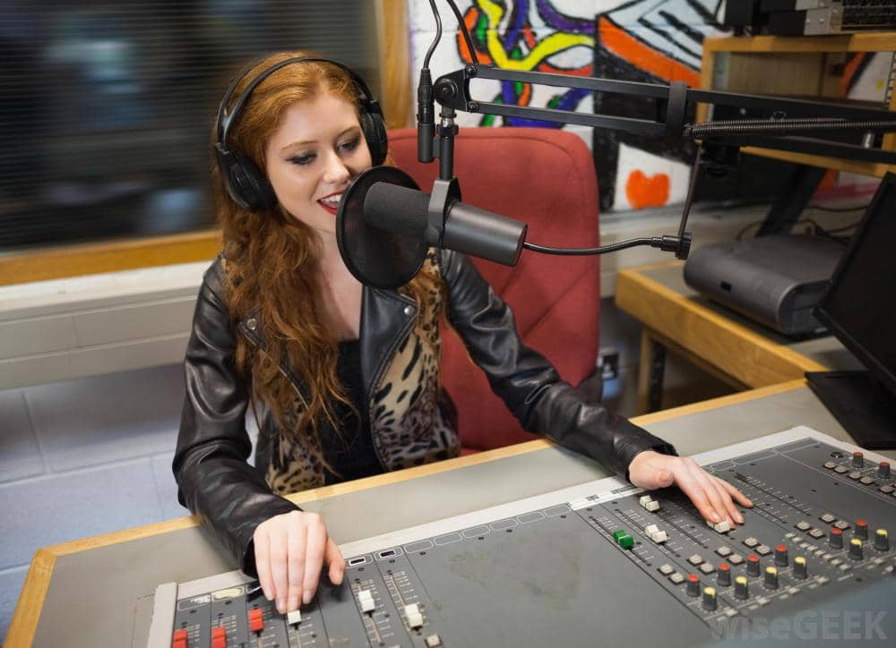 https://cdn.idntimes.com/content-images/post/20161020/red-headed-woman-at-radio-station-controls-speaking-into-a-large-microphone-646397eab7006cbc0ac89192a0f88e94.jpg