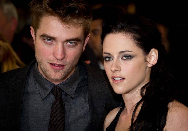 https://cdn.idntimes.com/content-images/post/20160925/robert-pattinson-y-kristen-stewart-en-una-cena-romantica-1-a3c8d8267a84fb2a60e9024e5f39b803.jpg