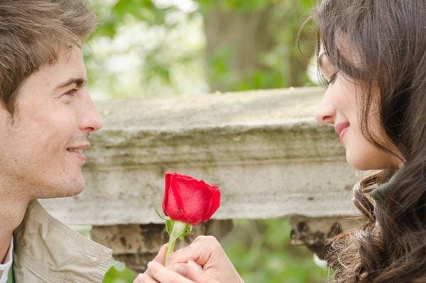 http://cdn.idntimes.com/content-images/post/20160108/romantic-couple-with-rose-1-40cf649019cafc8ce2f1275f6e413e5b.jpg